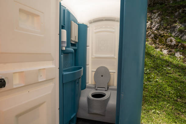 Best Luxury portable toilet rental  in Newburg, WI